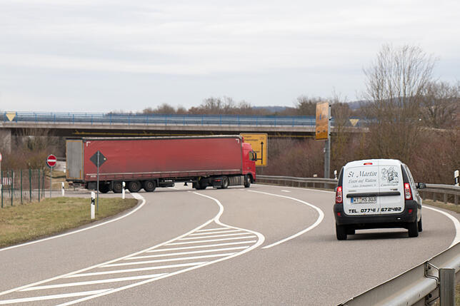 Zu gefährlichen Situationen kommt es immer wieder an der Einmündung in die B 314 bei Lauchringen.