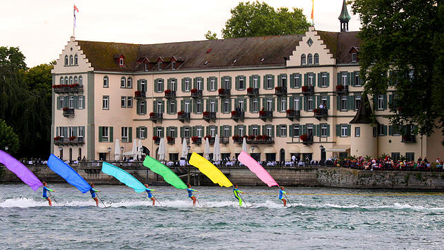 Fällt dieses Jahr aus: Die Wasserski-Show beim Seenachtfest wurde wegen Niedrigwassers und Seegras-Teppichen gestrichen.