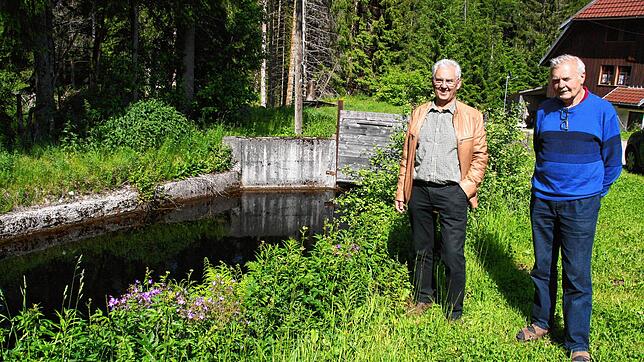 Im Clinch mit den Behörden: Richard Eschbach (links), mit Thomas Bächle von der IG Kleine Wasserkraft Südschwarzwald-Hochrhein am ...