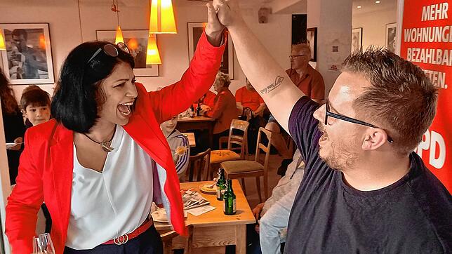 Jubel auch im Nachgang: So freuen sich die SPD-Bundestagskandidatin für den Schwarzwald-Baar-Kreis, Derya Türk-Nachbaur, und ...