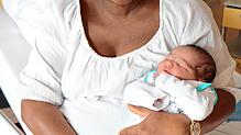 Ifada Mercy mit ihrer frischgeborenen Tochter Emilia Zoe Richter im Helios-Spital Überlingen. Die kleine Emilia Zoe ist an einem ...