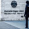 Ein Beamter der Bundespolizei patroullliert im Eingangsbereich des Auswärtigen Amts.