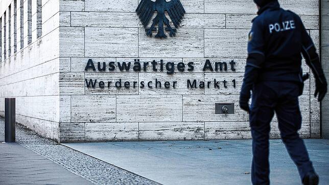 Ein Beamter der Bundespolizei patroullliert im Eingangsbereich des Auswärtigen Amts.