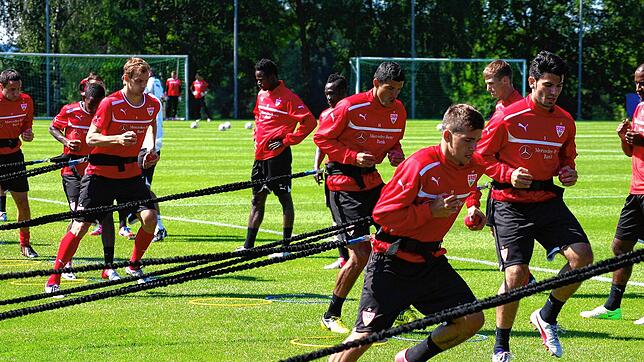 Profis des VfB Stuttgart absolvieren 2014 eine Trainingseinheit. Mit einer früheren Mannschaft des Traditionsvereins startete die lange ...