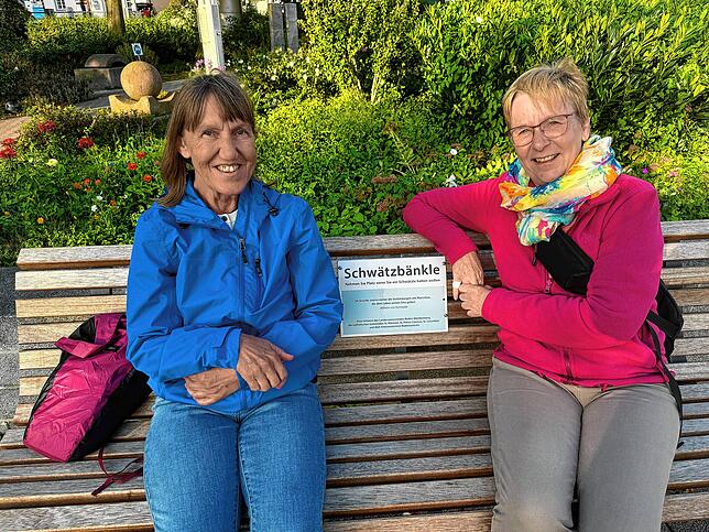 Beate Kreutzberger (links) und Elke Schinko erleben den Herbst mit den Enkeln gemeinsam.