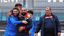 Freude über den 3:1-Sieg bei Interimstrainer Atef Arfaoui (Mitte) und Samuel Freitag (links).