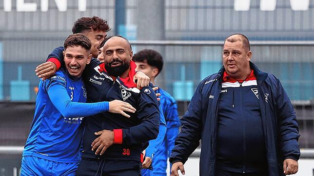 Freude über den 3:1-Sieg bei Interimstrainer Atef Arfaoui (Mitte) und Samuel Freitag (links).