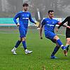 Die SG Stühlingen/Weizen um Kapitän Marek Büche (Zweiter von links) gewinnt das Topduell gegen den FC Bergalingen (schwarzes Trikot ...