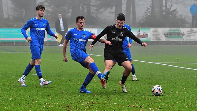 Die SG Stühlingen/Weizen um Kapitän Marek Büche (Zweiter von links) gewinnt das Topduell gegen den FC Bergalingen (schwarzes Trikot ...
