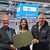 Aus über 470 LED-Paneelen besteht der Videowürfel: OB Jürgen Roth, Wild Wings-Geschäftsstellenleiterin Jenna Mamic und KEB-Chef Gregor ...