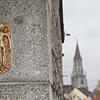 Im Hintergrund das Münster und Zoffingen, im Vordergrund die rätselhafte Figur.