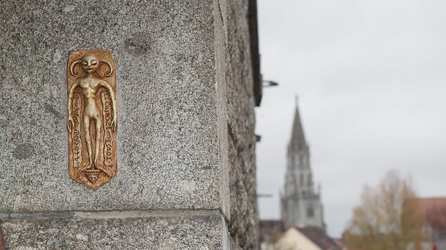 Im Hintergrund das Münster und Zoffingen, im Vordergrund die rätselhafte Figur.