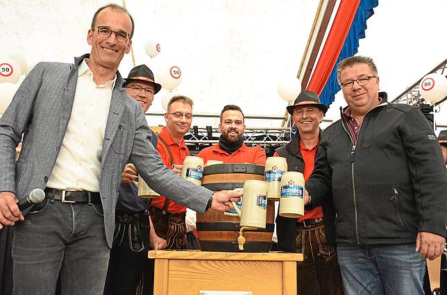 Jörg Frey, Georg Schilli, Dirk Schuler, Matthias Fehrenbach, Christof Schwer und Wolfgang Schulz zapfen an (von links).