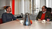 Seit Oktober ist Jürgen Fassott (l.) neuer Gesamtkommandant der Freiwilligen Feuerwehr Bermatingen. Im Gespärch mit SÜDKURIER ...