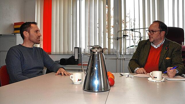 Seit Oktober ist Jürgen Fassott (l.) neuer Gesamtkommandant der Freiwilligen Feuerwehr Bermatingen. Im Gespärch mit SÜDKURIER ...