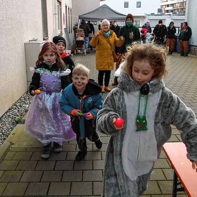 Bild 18: Buntes Treiben beim Mini-Kinderball der Froschenzunft