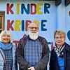 Sie setzen sich für Kinder ein (von links): Gisela Walter, Alfred Zahn und Gesine Bammert vor dem Villinger Stelzenhaus.