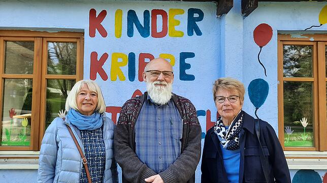 Sie setzen sich für Kinder ein (von links): Gisela Walter, Alfred Zahn und Gesine Bammert vor dem Villinger Stelzenhaus.
