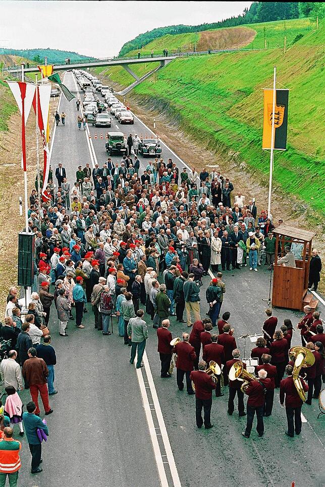 Am 18. Mai 1995 wurde das Teilstück der B 31-neu feierlich eröffnet. Auch der damalige baden-württembergische Verkehrsminister Hermann ...