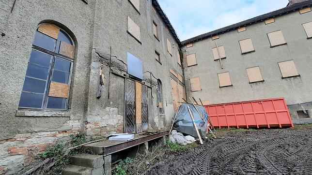 Hinter diesen Türen und Fenstern soll eine Wohnung mit besonders hohen Decken und Bögen entstehen.