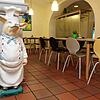 Schwein Fredo in seiner neuen Heimat. Hier lebt es wieder seinen großen Zwiespalt und macht Werbung für Schweinebraten.