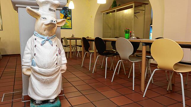Schwein Fredo in seiner neuen Heimat. Hier lebt es wieder seinen großen Zwiespalt und macht Werbung für Schweinebraten.