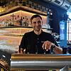 Bostjan Sajnovic, genannt Basti, ist im &bdquo;Bahnhof&ldquo; meistens hinter dem Tresen zu finden.