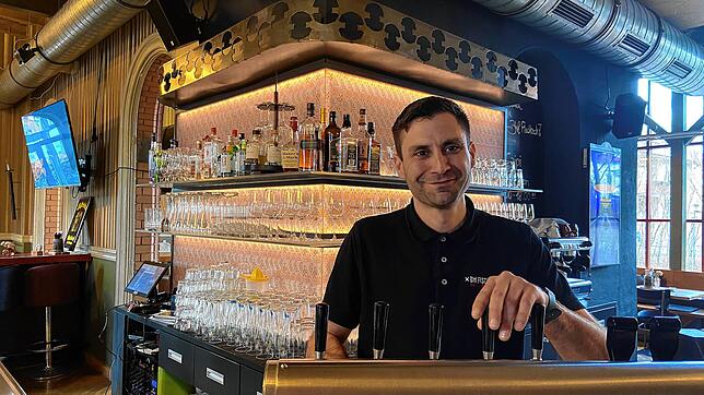 Bostjan Sajnovic, genannt Basti, ist im &bdquo;Bahnhof&ldquo; meistens hinter dem Tresen zu finden.