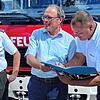 Dokumenten- und Schlüsselübergabe an die Malteser. Gerd Wimmer (von links), Kommandant der Feuerwehr Donaueschingen, und Bürgermeister ...