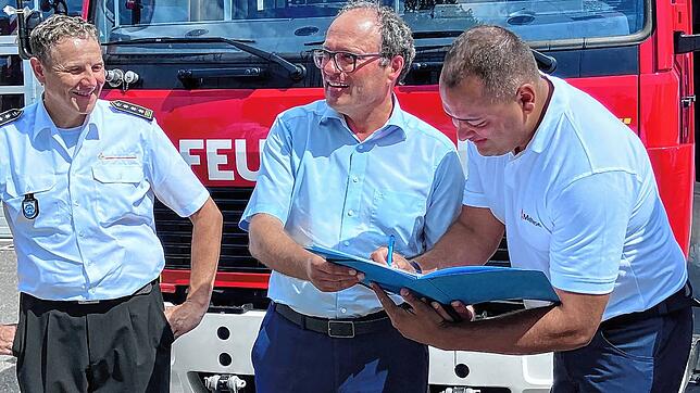 Dokumenten- und Schlüsselübergabe an die Malteser. Gerd Wimmer (von links), Kommandant der Feuerwehr Donaueschingen, und Bürgermeister ...