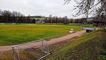 Das Espelstadion ist in die Jahre gekommen und soll verkauft werden – doch Sportler sehen das kritisch.