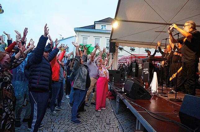 Voller Energie: Die Sixtyfive Cadillac Band zieht auf der Bühne beim Löwendenkmal eine tolle Soul Show ab.