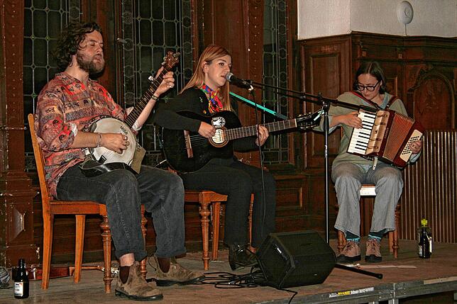 Indie-Folk Musikerin Elsdeer in Begleitung von Mark Louthrey und Peri Benjamin forderte die Zuhörer zum Mitsingen auf.