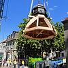 Als Spitze des wieder auferstandenen Hotelbaus konnte jetzt die Turmhaube auf das erst ab- und dann wieder aufgebaute Viktoria-Gebäude ...