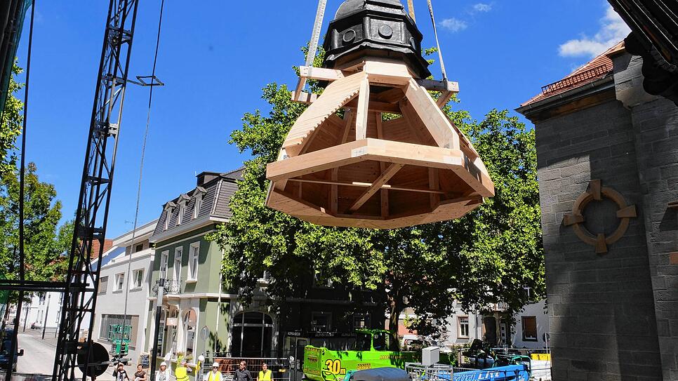 Als Spitze des wieder auferstandenen Hotelbaus konnte jetzt die Turmhaube auf das erst ab- und dann wieder aufgebaute Viktoria-Gebäude ...