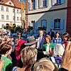 Die Königin ist da! Silvia von Schweden besucht einmal mehr die Insel Mainau und wird von ihren Fans begeistert empfangen. Viele zücken ...