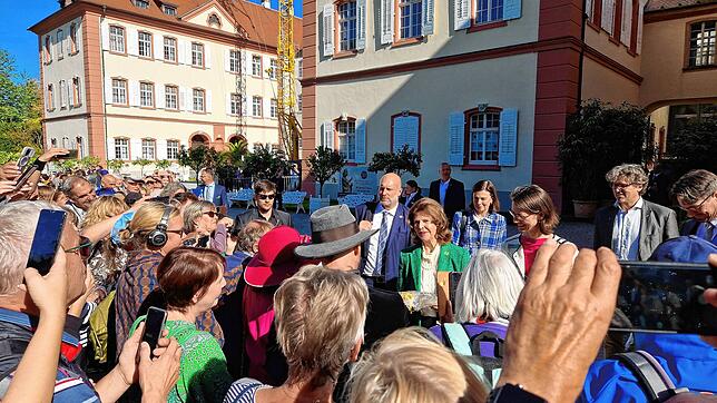 Die Königin ist da! Silvia von Schweden besucht einmal mehr die Insel Mainau und wird von ihren Fans begeistert empfangen. Viele zücken ...