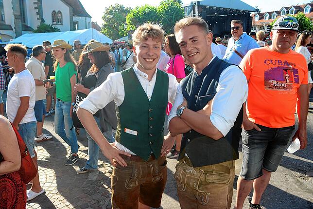 In guter bayerischer Tradition kommen Quirin Spriti (links), der seit zwei Jahren in Oberteuringen lebt, und sein Kumpel Nico Geiger aus ...
