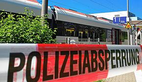 (Symbolbild) Auf der Strecke zwischen Konstanz und Radolfzell läuft derzeit ein Einsatz, an dem Polizei, Notarzt und weitere ...