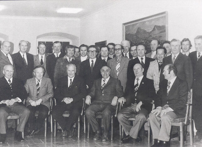 1974: Der Übergangsgemeinderat bis zu den Wahlen 1975. Sitzend Bürgermeister Karl Riede (4.v.l.)).