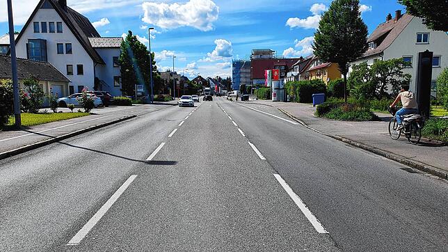 Geht es nach dem ADFC so sollte die Zeppelinstraße in Fischbach für Autos nur noch zwei Spuren haben und an beiden Seiten Radfahrstreifen.