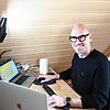 Timo Heckel an seinem Arbeitsplatz im Homeoffice: An der Fasnacht verkörpert er den Poppele, im Berufsleben berät er Unternehmen zu ...