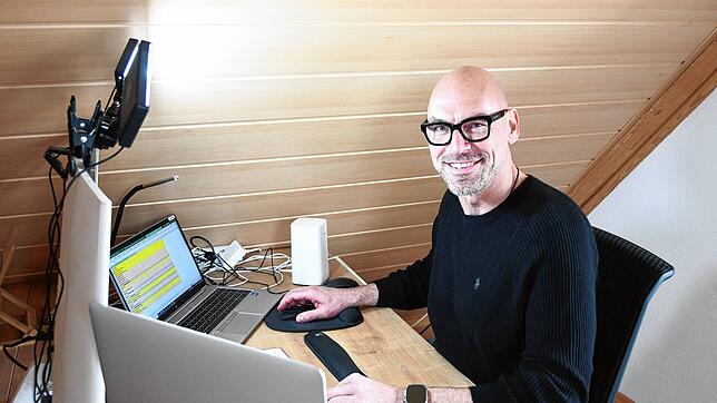 Timo Heckel an seinem Arbeitsplatz im Homeoffice: An der Fasnacht verkörpert er den Poppele, im Berufsleben berät er Unternehmen zu ...