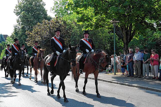 Bild 6: Bilder von der Reiterprozession zum Jubiläumsfest der Blutreitergruppe Oberteuringen