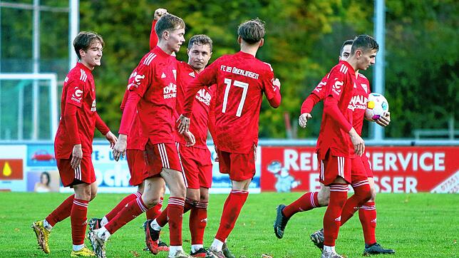 Patrick Sandhas (3. v. links) vom FC Überlingen hat es mit einem herrlichen Freistoßtor in unsere Top-Auswahl der Woche geschafft.