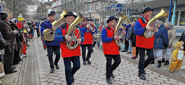 Bild 18: Der Montagsumzug in Bad Dürrheim setzt den gutgelaunten Punkt unter die diesjährige Fasnet &ndash; Teil 1
