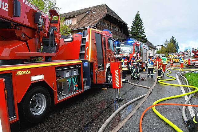 Bild 19: Feuer im Mehrfamilienhaus: Bilder vom Großeinsatz