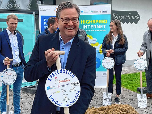 Digital gut aufgestellt: Henrik Wengert sieht seine Gemeinde beim Ausbau des Breitbandnetzes auf einem guten Weg. Hier beim Spatenstich ...