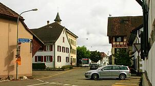 Die kurvenreiche Durchgangsstraße in Ramsens Dorfmitte beim Gemeindehaus mit Türmchen.