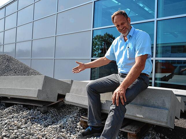 Florian Gebauer führt die neuen Sitzelemente für die Außentreppe zur Aula vor. Er ist beim Landratsamt in Friedrichshafen zuständig für ...